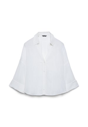 Locker sitzendes weißes Hemd mit durchgehender Knopfleiste, weiten 3/4-Ärmeln und klassischem Kragen, präsentiert vor weißem Hintergrund.