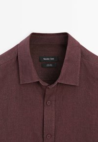 Bordeaux lněná košile s zapínáním na knoflíky, špičatým límcem a viditelnými dvěma knoflíky. Značka: Massimo Dutti, 100% len.