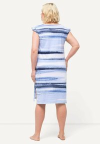Abito fino al ginocchio con righe orizzontali blu di diverse tonalità. Tessuto morbido, maniche a cappotto, dettaglio con spacco laterale.
