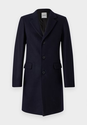 Mornarsko plašč iz volnenega mešanega materiala s strukturiranim dizajnom, z andrkimi reverji, tremi gumbi in dvema sprednjima žepoma. Gladka tekstura in prilagojen kroj.