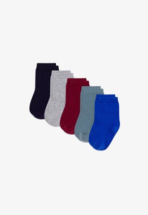 Six paires de chaussettes en coton disposées en rangée : bleu marine, gris, bordeaux, teal et bleu. Chaque paire a un poignet côtelé et une texture lisse.