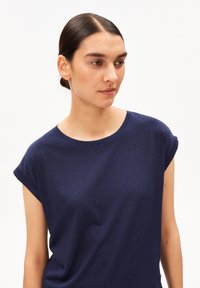 Navyblauw T-shirt met korte mouwen van zacht katoen, voorzien van een ronde hals en opgerolde mouwen, met een ontspannen pasvorm.