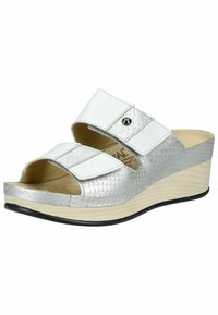 Sandalias cuña plateadas con un acabado de piel de serpiente texturizada y correas de cuero blanco liso. Presenta cierres de Velcro ajustables y una suela de madera ligera.