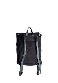 Černý semišový batoh s texturovaným povrchem, nastavitelné šedé popruhy a horní rukojeť. Obsahuje minimální kovové prvky a stahovací uzávěr.