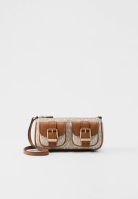 Piccola borsa rettangolare beige e marrone con due tasche frontali con fibbia e una sottile tracolla.