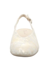 Verlängerte Slingback-Flats in Off-White mit einer strukturierten, glänzenden Oberfläche. Leicht spitzer Zeh und eine kleine Schnallenakzent auf dem Riemen. Glattes Innenfutter.