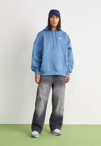 Nike Sportswear SPORTSWEAR CLUB - Ikdienas džemperis - aegean storm