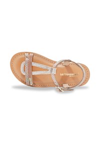 Sandalo in pelle color carne con design a T, impreziosito da accenti metallici e una cinghia luccicosa. Chiusura con fibbia alla caviglia.