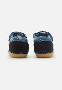 Siniset nahkakengät tummanharmailla mokkasiinikoristeilla, joissa on kukkakuosi päällä ja erottuva sininen tikkaus.