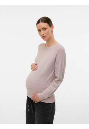 Hellrosa gestrickter Umstandspullover mit langen Ärmeln, Rundhalsausschnitt und gerippten Bündchen, getragen über dunklen Jeans, der einen runden Bauch betont.