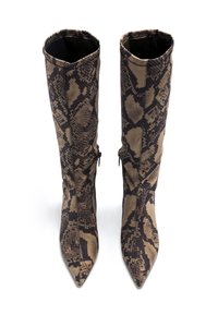 Bottes hautes en similicuir avec un motif en serpent marron et noir, design à bout pointu, fermeture éclair sur le côté et finition texturée.