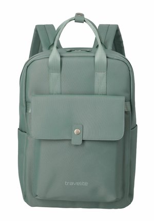 Grüner rechteckiger Rucksack mit Frontklappentasche, oberen Griffen, gepolsterten Schultergurten und "travelite" Logo auf der unteren Vorderseite.