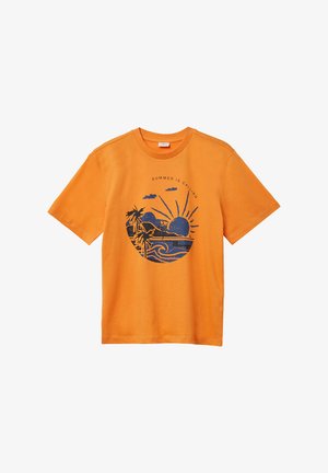Oranje katoenen T-shirt met een marineblauwe grafische print van een zonsondergang, palmbomen en golven met de tekst "ZOMER BELLEND" erboven.