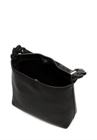 Czarna skórzana torba o fakturowanej powierzchni, z otwartym wierzchem i ramieniem zdobionym łańcuszkiem. Wnętrze ma ciemne wykończenie.