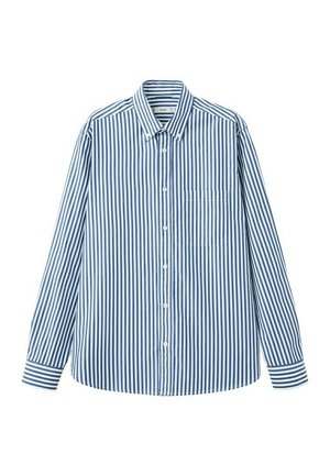 Camicia a maniche lunghe con bottoni, a righe verticali blu e bianche, con colletto e taschino sul petto, su sfondo bianco.
