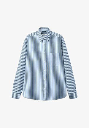 Camicia a maniche lunghe con bottoni, a righe verticali blu e bianche, con colletto e taschino sul petto, su sfondo bianco.