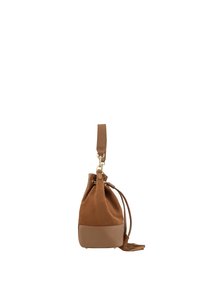 Brūna zamša soma ar ādas pamatu, aukliņas aizdare un noņemams siksna. Iekļauj zelta krāsas aparatūru un piekariņu.