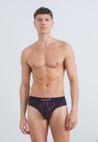 Fekete férfi alsónadrág rózsaszín "Love" felirattal és függőleges vonal mintával. Pamut anyagból. Alacsony derékvonalú, testhez simuló fazon, sima textúrával.