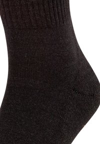 Meia preta de algodão com punho canelado, textura lisa, calcanhar reforçado e detalhe de costura subtil perto dos dedos. Sem padrões ou detalhes visíveis.