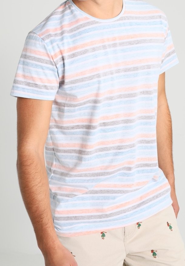 T-shirt bleu clair avec des rayures horizontales en rose, gris et bleu clair. Matériau en coton doux, design col rond, manches courtes.