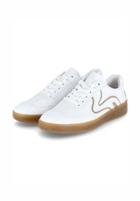 Witte sneakers met een soepel leren bovenwerk, vetersluiting en een gestructureerde gumrubberen buitenzool. Kenmerkt zich door een contrasterende tan decoratieve lijn.