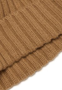 Berretto lavorato a maglia in morbida lana beige con una texture a coste, caratterizzato da motivi orizzontali e un bordo arrotolato ordinato nella parte inferiore.