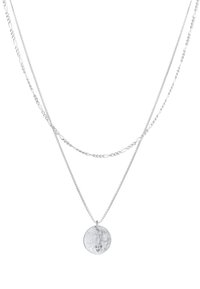 Collier en argent superposé avec deux styles de chaînes différents, mettant en vedette un pendentif rond estampillé "925" sur la chaîne inférieure.