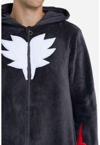 Accappatoio in peluche grigio scuro con design a forma di ali bianche sul petto e dettagli rossi sulle maniche. Presenta un cappuccio e chiusura con zip frontale.
