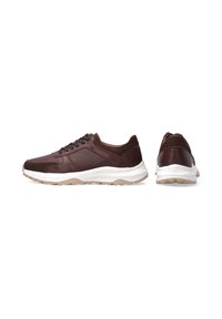 Brązowe skórzane i zamszowe sneakersy z białymi, chunky podeszwami, przedstawione pod kątem bocznym i tylnym na białym tle.