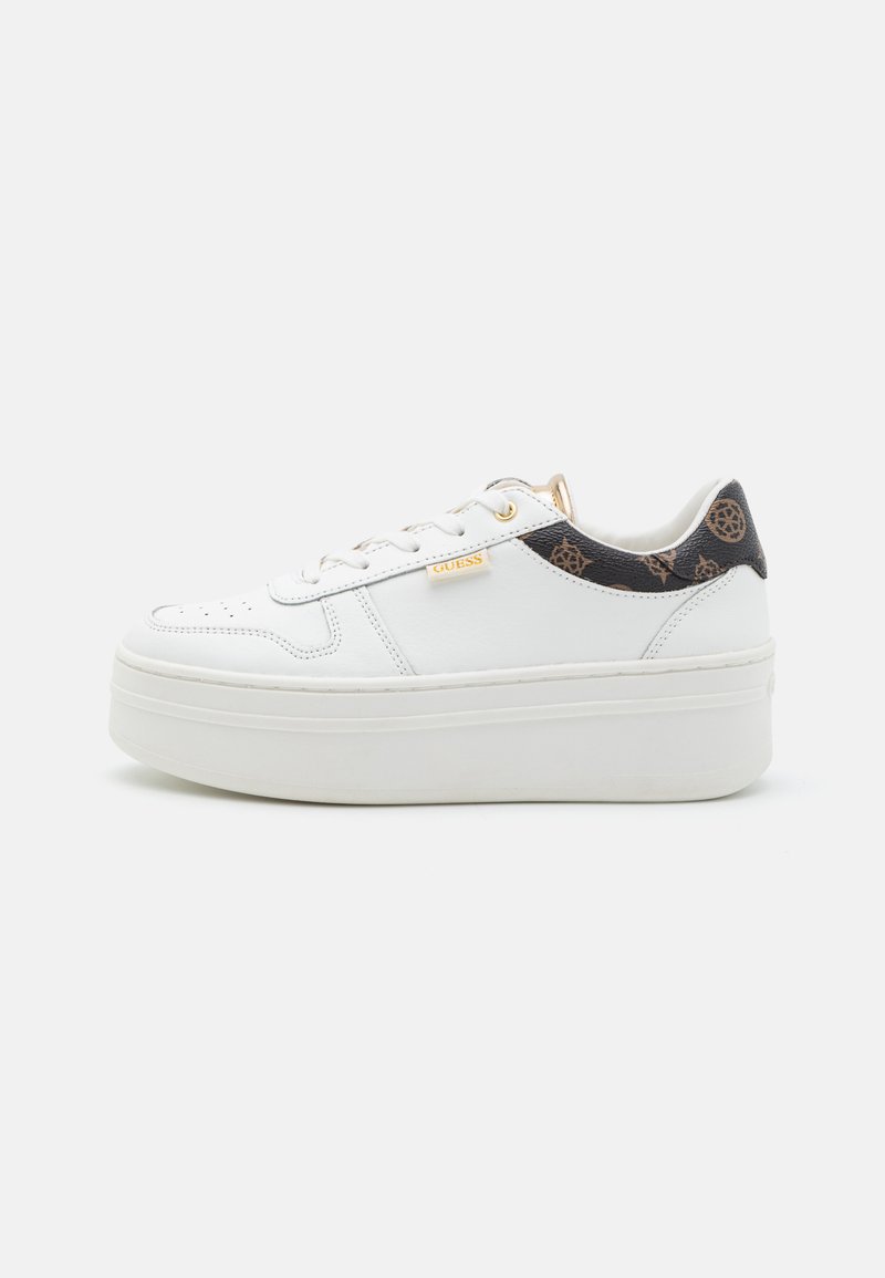 Sneaker platform bianco con parte superiore in pelle, design a lacci, retro a motivo nero e accessori in oro. Suola texturizzata per una presa migliore.