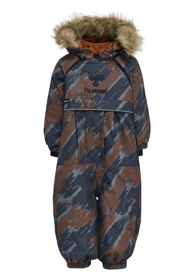Brun och marinblå mönstrad barnoverall med kapuschong i faux päls, elastiska ärmslut och en logotyp på bröstet. Vattentålig design.