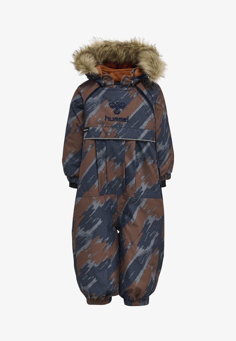 Brun och marinblå mönstrad barnoverall med kapuschong i faux päls, elastiska ärmslut och en logotyp på bröstet. Vattentålig design.