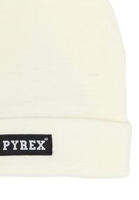 Berretto bianco realizzato in morbido materiale a maglia, con un bordo piegato e un'etichetta nera con testo bianco che recita "PYREX."
