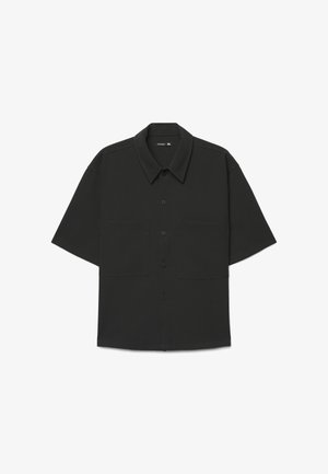 Camicia nera a maniche corte con colletto appuntito, due tasche frontali e chiusura con bottoni. Realizzata in tessuto leggero con una texture liscia.