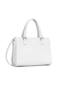 Sac à main en cuir blanc avec deux poignées courtes et une bandoulière amovible. Présente un design minimaliste, une texture lisse et un branding subtil.