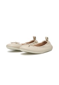 Ballerine in pelle beige con dettaglio di fiocco annodato sulla punta, bordi elasticizzati e suola bianca flessibile. Texture liscia e forma arrotondata.