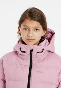 Giacca imbottita rosa con colletto alto e cordini regolabili, dotata di chiusura a zip completa e logo sul lato sinistro.
