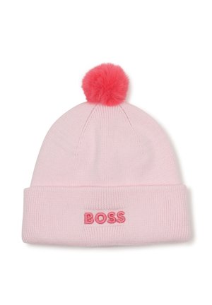 Bonnet tricoté rose clair avec bord replié, pompon rouge sur le dessus et mot brodé en rouge "BOSS" sur le pli avant.