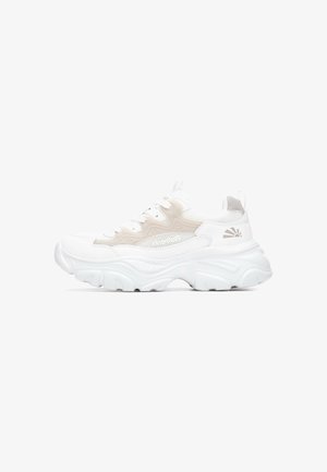 Scarpa da ginnastica bianca con materiale in mesh e gomma, suola spessa, punta tonda e design a strati. Dotata di lacci e logo sul lato.