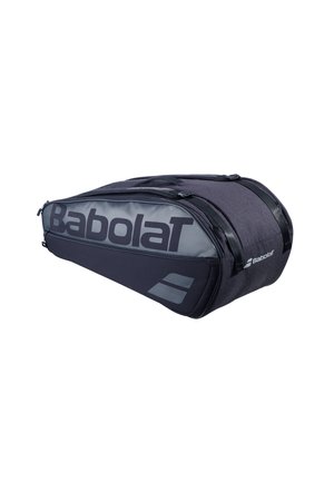 Babolat-Tennis-Tasche, dunkelgraue Stoffaußenfläche, schlankes Design, auffälliges Logo, Reißverschlüsse oben, gepolsterte Seite für Schutz und Aufbewahrung.