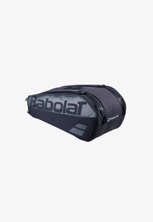 Babolat tennisbag, mørkegrå stofoverflade, slankt design, fremtrædende logo, lynlåse på toppen, polstret side til beskyttelse og opbevaring.