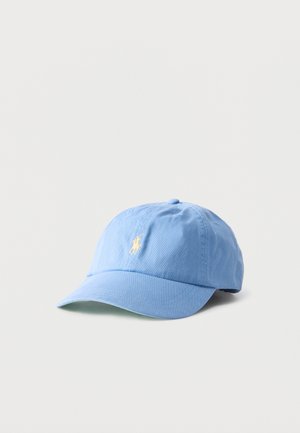 Casquette de baseball bleu clair avec visière incurvée et petit logo jaune brodé à l'avant, présentée sur un fond blanc.