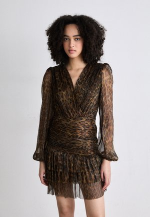 Brun og sort leopardprint kjole med v-hals, lange puffærmer, rynket talje og lagdelt flæsekanter. Gennemsigtig stof tekstur.