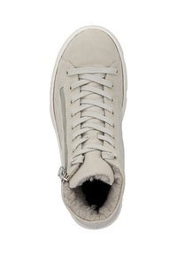 Jasnoszare sneakersy z teksturowanym zamszowym wierzchem, okrągłym noskiem, sznurowanym przodem i bocznym zamkiem błyskawicznym. Wnętrze wyłożone miękkim, puszystym materiałem.