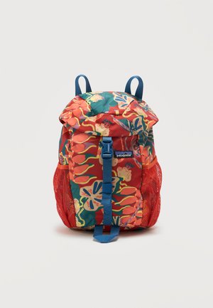 Bunter Rucksack mit Blumenmuster, blauen Trägern, vorderer Schnalle, Netzseitentaschen und Patagonia-Logo in der Mitte vorne.