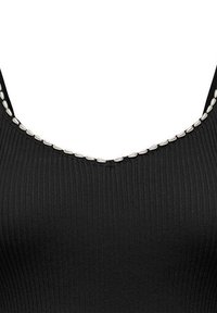 Top sportivo nero a costine con scollatura a girocollo decorata con borchie metalliche lungo il bordo. Tessuto morbido e design attillato.