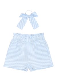 Ljusblå och vita randiga shorts med elastisk midja och fickor, tillsammans med en matchande håraccessoar i form av en snobb. 
