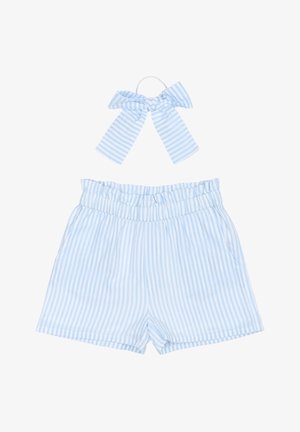 Gaiši zili un balti svītru šorti ar elastīgu jostu un kabatām, kopā ar atbilstošu loku matu aksesuāru.