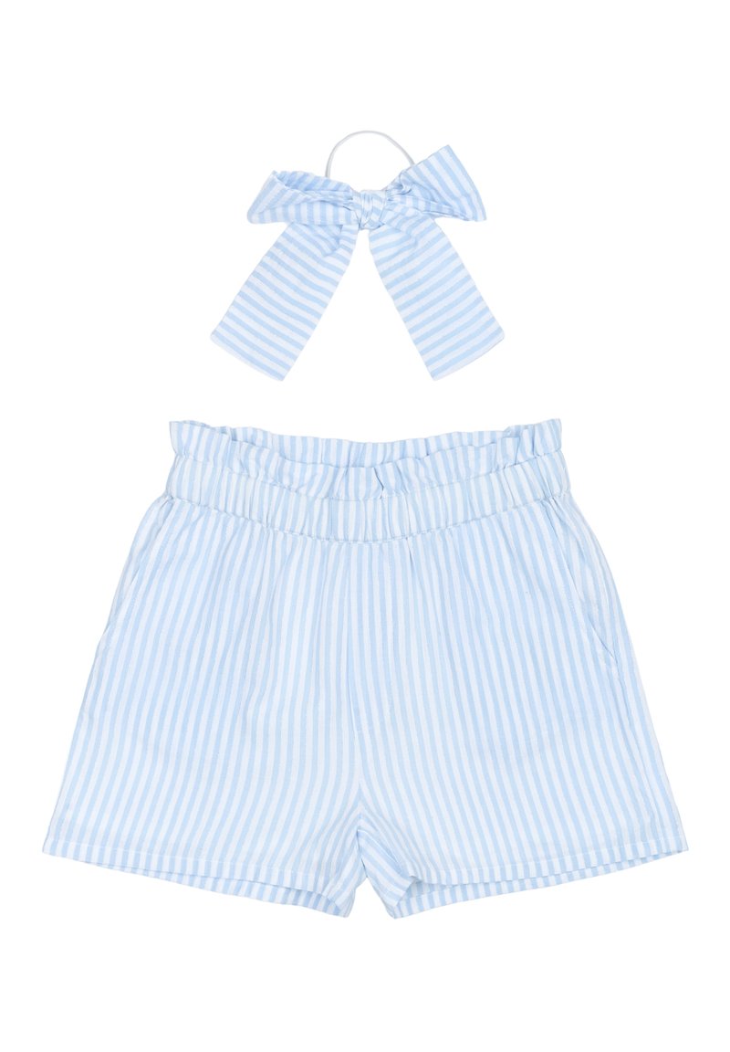 Ljusblå och vita randiga shorts med elastisk midja och fickor, tillsammans med en matchande håraccessoar i form av en snobb. 
