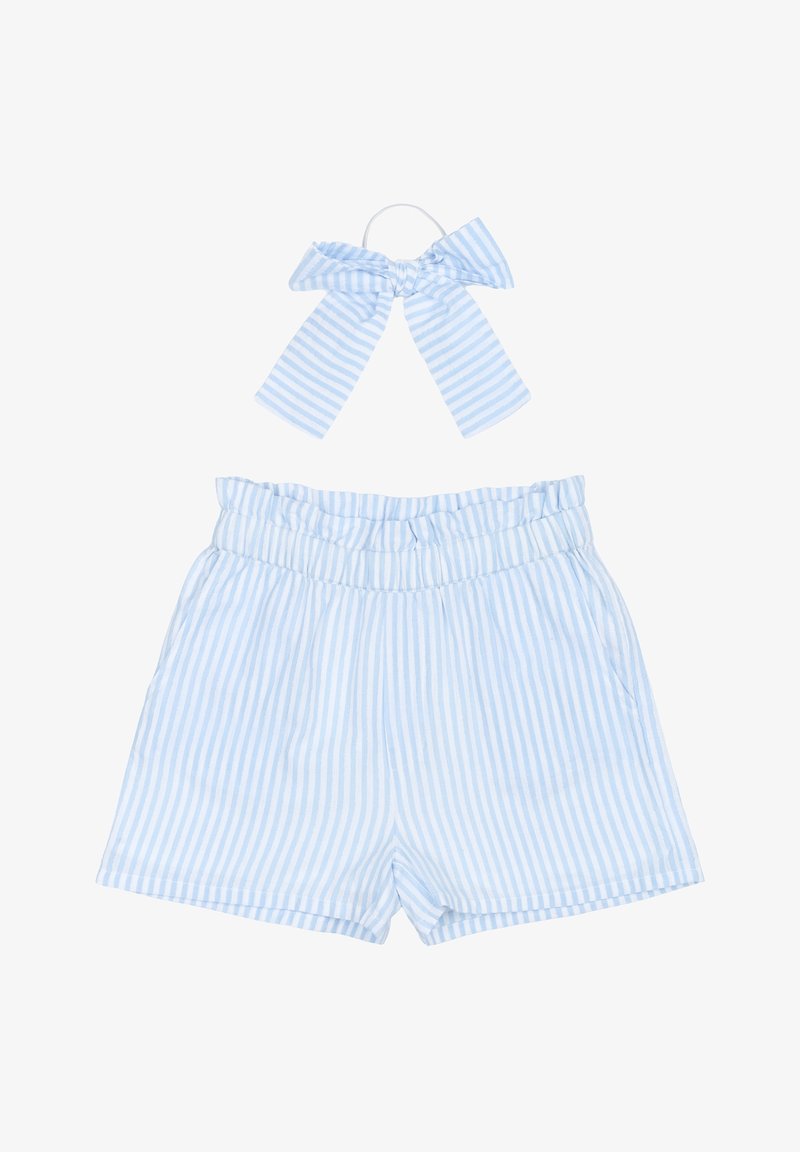 Shorts rayés bleu clair et blanc avec une taille élastique et des poches, accompagnés d'un accessoire de cheveux en forme de nœud assorti.